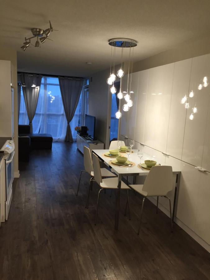 Stylish And Bright 2Br Condo In The Heart Of Downtown Торонто Экстерьер фото